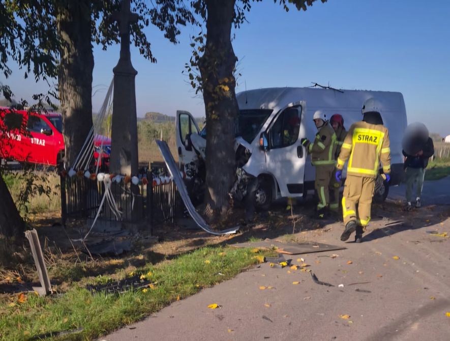 Zderzyły się dwa busy. Jeden uderzył w drzewo, drugi dachował